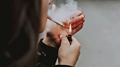 Una mujer fuma.