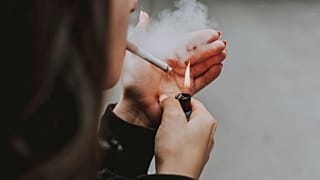 Una mujer fuma.