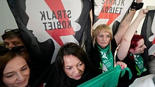 Nőjogi aktivisták ünnepelnek Varsóban