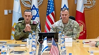 رئيس أركان الجيش الإسرائيلي، هرتسي هاليفي، وقائد القيادة المركزية الأمريكية (سنتكوم) مايكل إريك كوريلا، خلال اجتماع في تل أبيب، 12 نيسان / أبريل 2024
