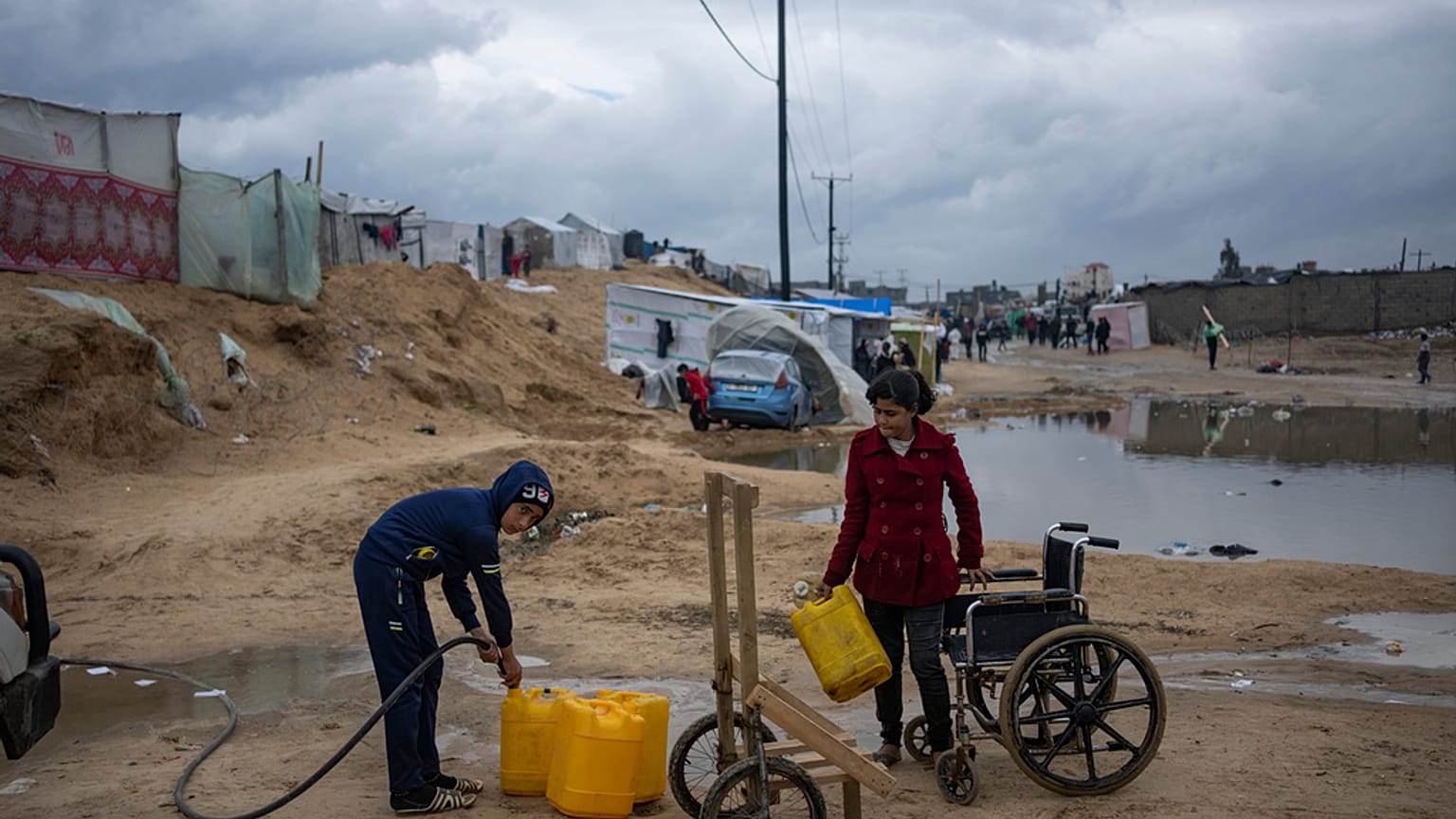 Palestinianos enfrentam a escassez de água potável