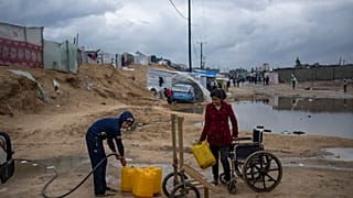 Palestinianos enfrentam a escassez de água potável