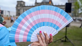 Das Selbstbestimmungsgesetz wird vor dem Bundestag in Berlin gefeiert