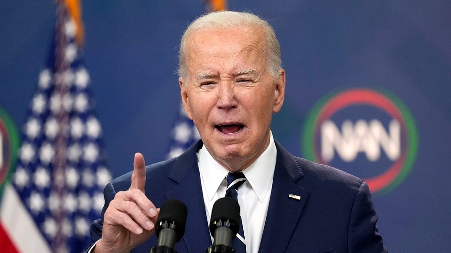 El presidente estadounidense Joe Biden habla desde la Casa Blanca, el viernes 12 de abril de 2024, en Washington.