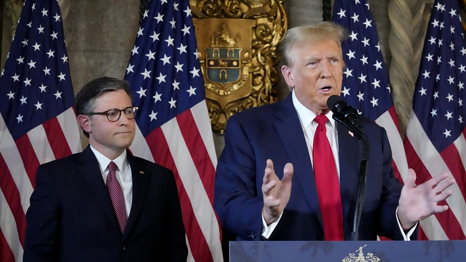 Donald Trump és Mike Jackson házelnök a volt elnök mar-a-lagói birtokán