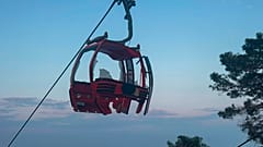 Uma cabina gravemente danificada de um sistema de transporte por teleférico é vista nos arredores de Antalya, no sul da Turquia, sexta-feira, 12 de abril de 2024.