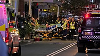 Rettungskräfte stehen mit Tragen vor dem Westfield-Einkaufszentrum bereit, wo in Sydney mehrere Menschen niedergestochen wurden