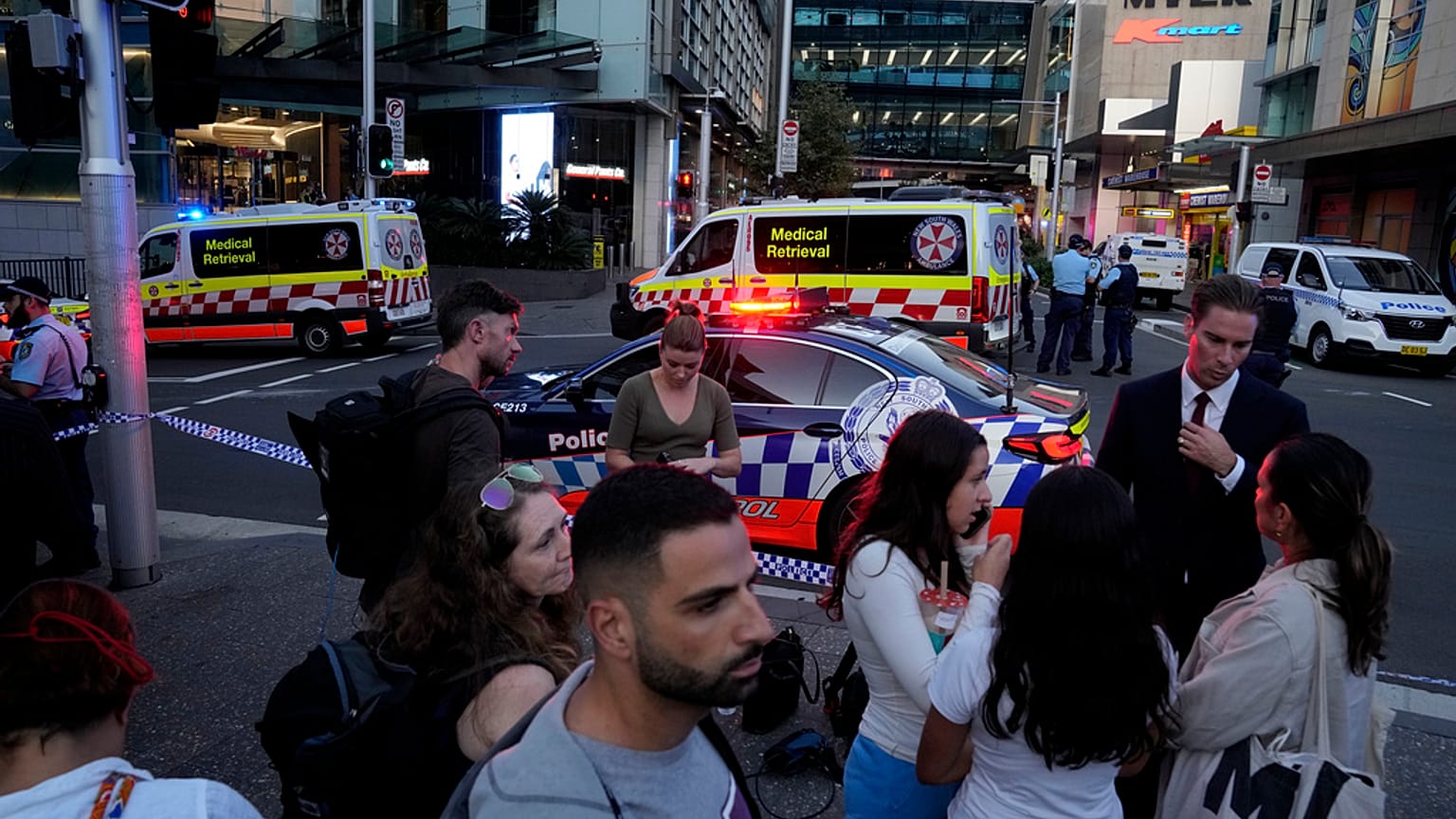 Járókelők a sydney-i Westfield bevásrlóközpontnál