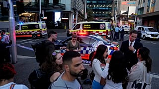 Járókelők a sydney-i Westfield bevásrlóközpontnál