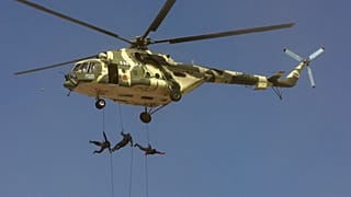 Des commandos sont descendus en rappel depuis un hélicoptère sur un porte-conteneurs affilié à Israël.