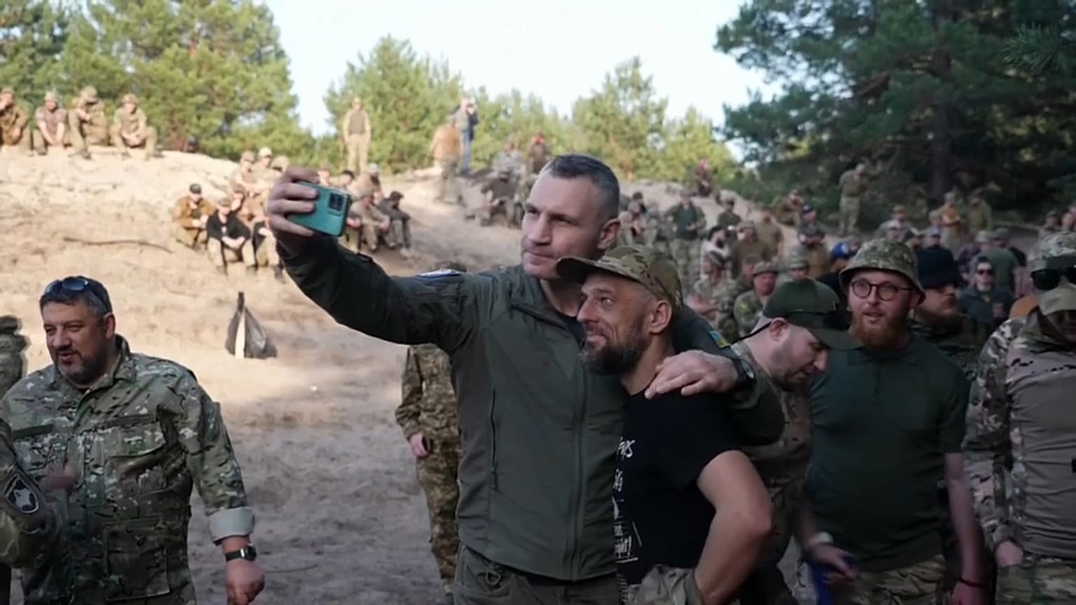 Ukrainische Soldaten auf Heimaturlaub in Kiew mit Bürgermeister Klitschko