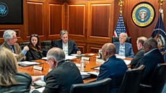 El presidente Joe Biden con miembros del equipo de Seguridad Nacional en relación con los ataques con misiles a Israel desde Irán, sábado 13 de abril de 2024.