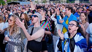 Cientos de ciudadanos siguen en una pantalla gigante una edición del popular Festival de Eurovisión.