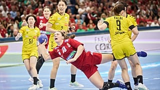 Vámos Petra (piros mezben) betörése japán játékosok között a Magyarország - Japán mérkőzésen a debreceni Főnix Arénában 2024. április 14-én.