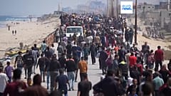 Palestinians are trying to leave central Gaza and return to their homes in the north of the strip, in defiance of an Israeli military warning not to.