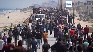 Palestinians are trying to leave central Gaza and return to their homes in the north of the strip, in defiance of an Israeli military warning not to.