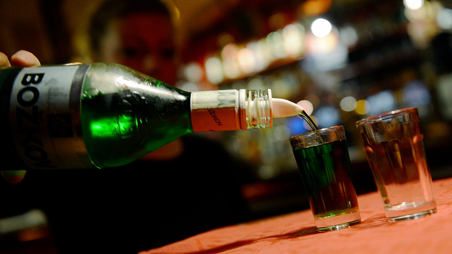 Olcsó szeszes italt tölt poharakba egy nő egy prágai kocsmában 2012. szeptember 12-én