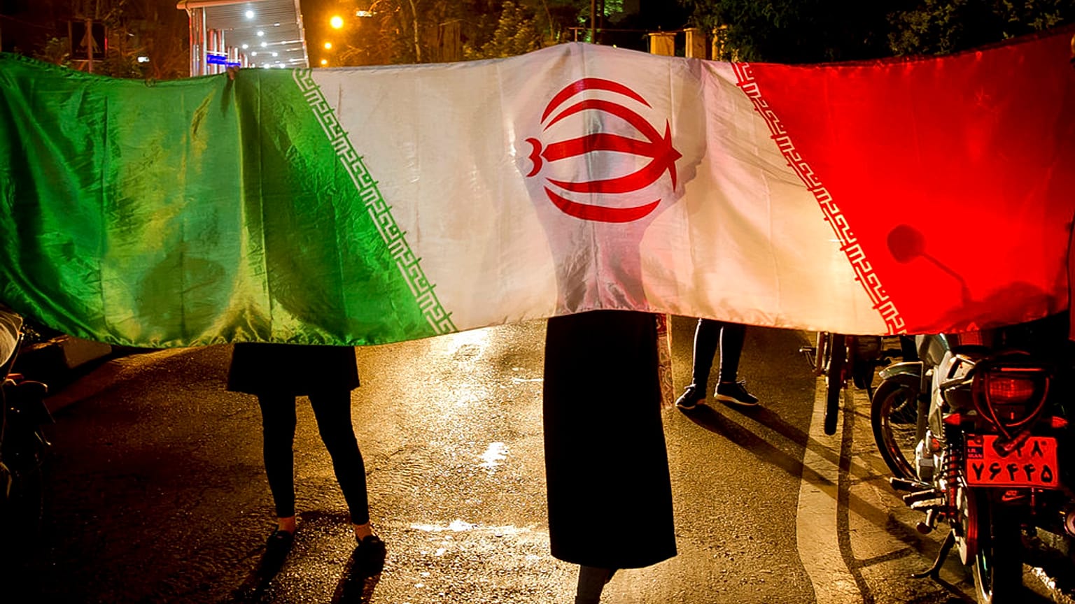 Gli iraniani con la loro bandiera nazionale