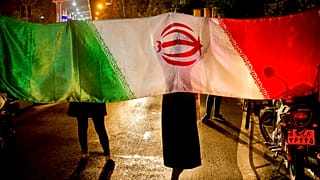 ARQUIVO - Iranianos com a sua bandeira nacional.