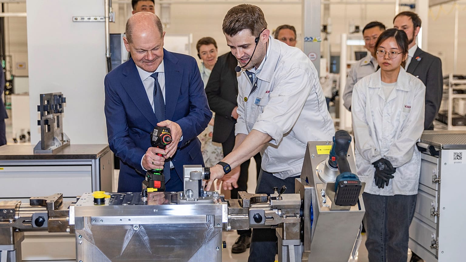 El canciller alemán Olaf Scholz visita la empresa Bosch Hydrogen Powertrain Systems en el distrito de Jiulongpo, en el suroeste del municipio chino de Chongqing.