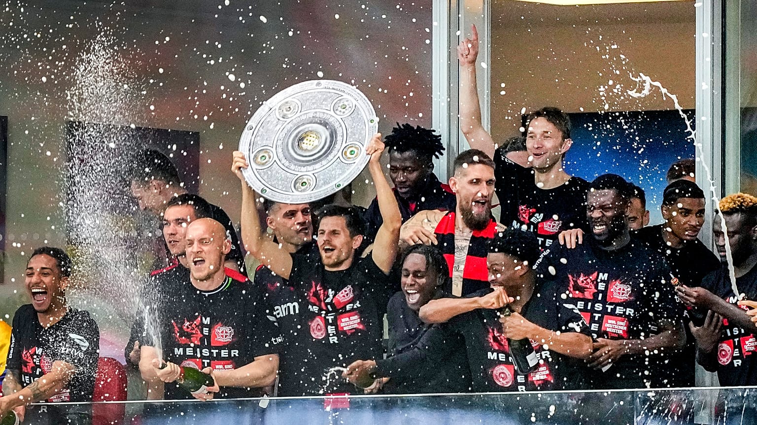 لاعبو ليفركوزن يحتفلون بالفوز بلقب الدوري الألماني في ليفركوزن بألمانيا.