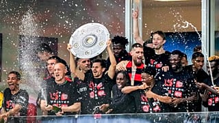 لاعبو ليفركوزن يحتفلون بالفوز بلقب الدوري الألماني في ليفركوزن بألمانيا.