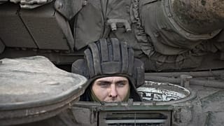 Ukrán katona les ki egy T-64-es tankból Csasziv Jarnál