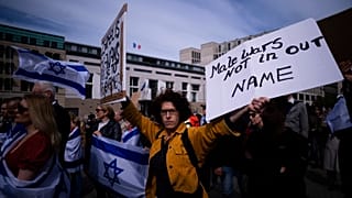 Люди принимают участие в демонстрации солидарности с Израилем в Берлине, воскресенье, 14 апреля 2024 года, после ночного нападения Ирана на Израиль.