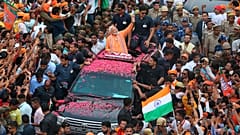 Hindistan Başbakanı Narendra Modi, seçim kampanyası için gittiği Varanasi'de kalabalığa el sallarken