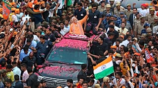 Hindistan Başbakanı Narendra Modi, seçim kampanyası için gittiği Varanasi'de kalabalığa el sallarken