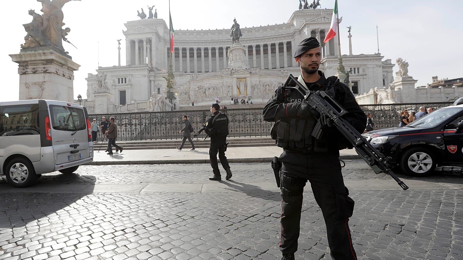 forze dell'ordine in allerta davanti l'Altare della Patria