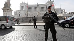 forze dell'ordine in allerta davanti l'Altare della Patria
