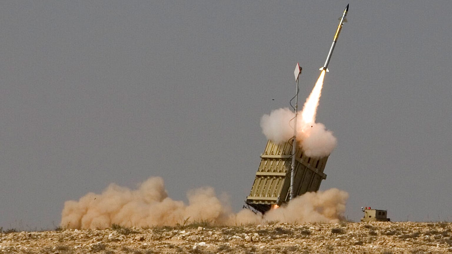 Lanzamiento de un misil desde una plataforma del sistema antimisiles israelí conocido como 'Cúpula de Hierro' para interceptar un proyectil disparado hacia Israel.