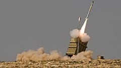 Lanzamiento de un misil desde una plataforma del sistema antimisiles israelí conocido como 'Cúpula de Hierro' para interceptar un proyectil disparado hacia Israel.