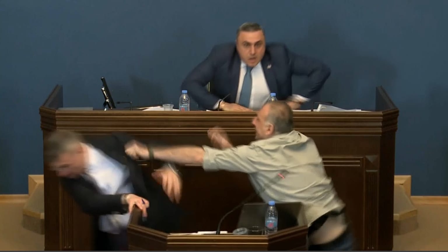  Puñetazo al líder de la coalición de fuerzas gobernante en el parlamento de Georgia.