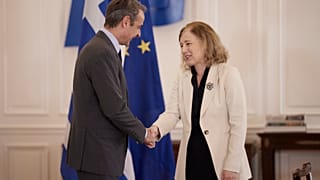 Ο πρωθυπουργός Κυριάκος Μητσοτάκης υποδέχεται την αντιπρόεδρο της Ευρωπαϊκής Επιτροπής Věra Jourová, στο Μέγαρο Μαξίμου,