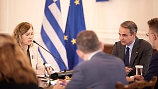 Ο πρωθυπουργός Κυριάκος Μητσοτάκης συνομιλεί με την αντιπρόεδρο της Ευρωπαϊκής Επιτροπής Věra Jourová, στο Μέγαρο Μαξίμου