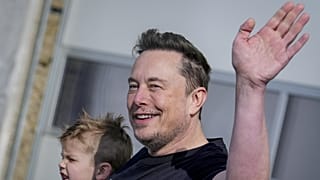 Elon Musk Tesla-vezér integet