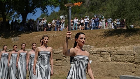 33. Olimpiyat Oyunları için düzenlenen geleneksel meşale yakma töreni