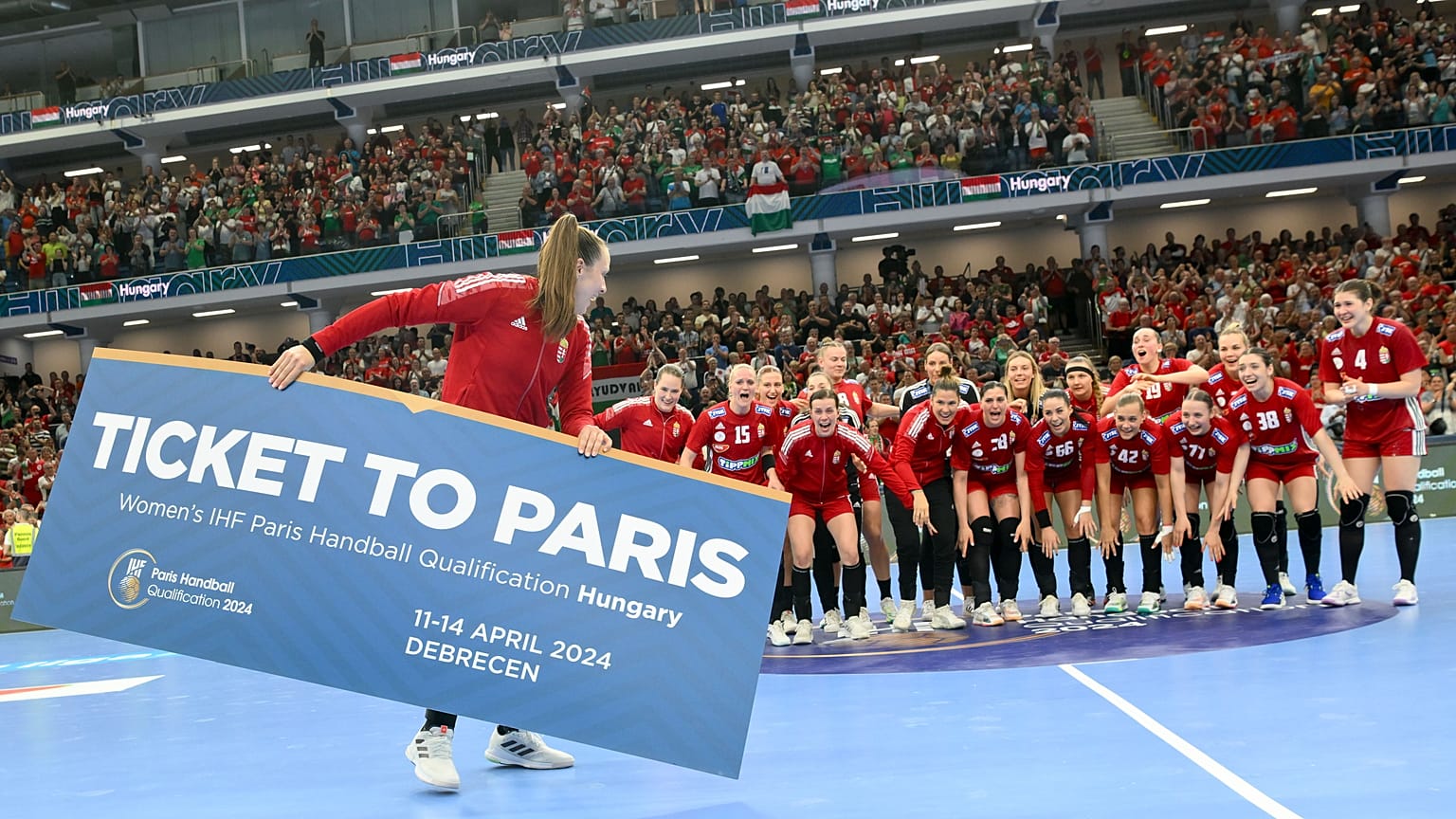 A magyar csapat az olimpiai kvóta megszerzését ünnepli a debreceni Főnix Arénában 2024. április 14-én, a Japán elleni 37-28-as győzelem után. 