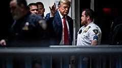 Zum ersten Mal in der Geschichte der USA sitzt ein Ex-US-Präsident, Donald Trump, wegen Schweigegeldzahlungen an eine Porno-Darstellerin auf der Anklagebank.