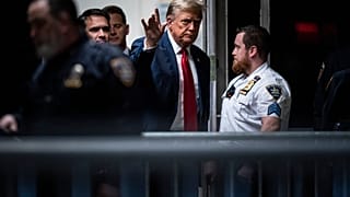 Zum ersten Mal in der Geschichte der USA sitzt ein Ex-US-Präsident, Donald Trump, wegen Schweigegeldzahlungen an eine Porno-Darstellerin auf der Anklagebank.