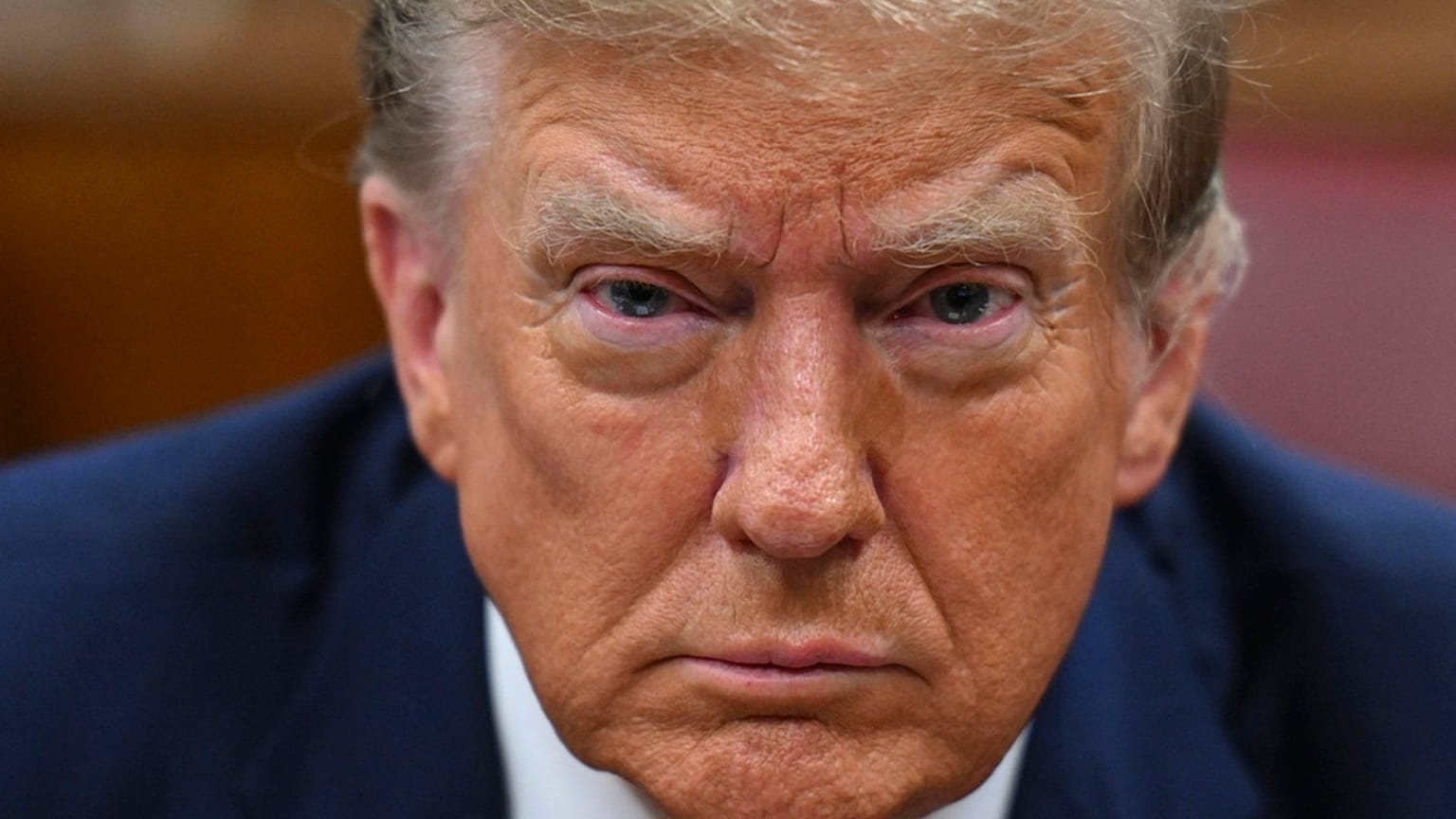 Trump a manhattani bíróságon április 15.