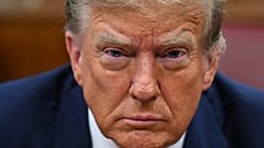 Trump a manhattani bíróságon április 15.