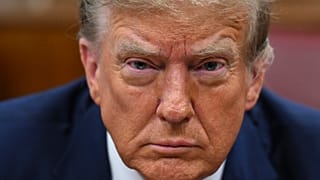 Trump a manhattani bíróságon április 15.