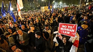 Demonstranten versammeln sich am Montag vor dem Parlamentsgebäude in Tiflis, um gegen das „russische Gesetz“ zu protestieren.