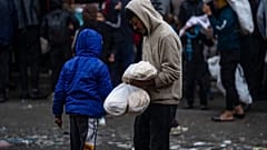 فلسطيني في رفح خارج مخبز، قطاع غزة
