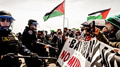متظاهرون ضد الحرب المستمرة على غزة يعرقلون حركة المرور المتجهة جنوبًا على الطريق السريع 880 في أوكلاند، كاليفورنيا