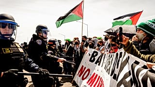 متظاهرون ضد الحرب المستمرة على غزة يعرقلون حركة المرور المتجهة جنوبًا على الطريق السريع 880 في أوكلاند، كاليفورنيا