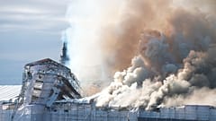Die Alte Börse in Kopenhagen in Dänemark ist durch den Brand teilweise eingestürzt